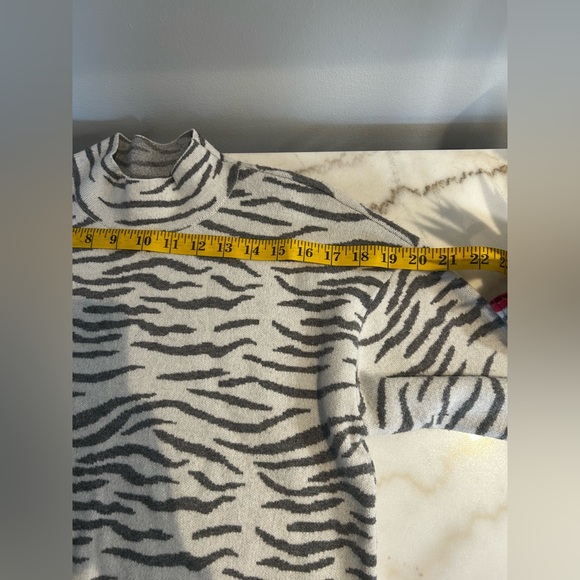 ANTHROPOLOGIE Light Grey White Tiger Striped Lizzie Mock Neck Pullover Sweater S - Picture 9 of 13